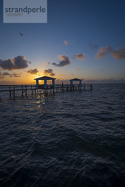 USA  Texas  Rockport  Aransas Bay  Sonnenaufgang und hölzerner Fischerei-Pier am Golf von Mexiko