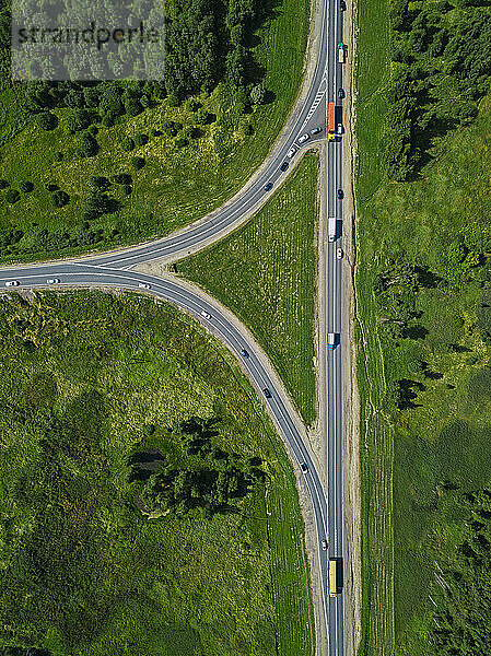 Luftaufnahme einer Straßenkreuzung in der Nähe des Sees Torbeyevskoye im Sommer