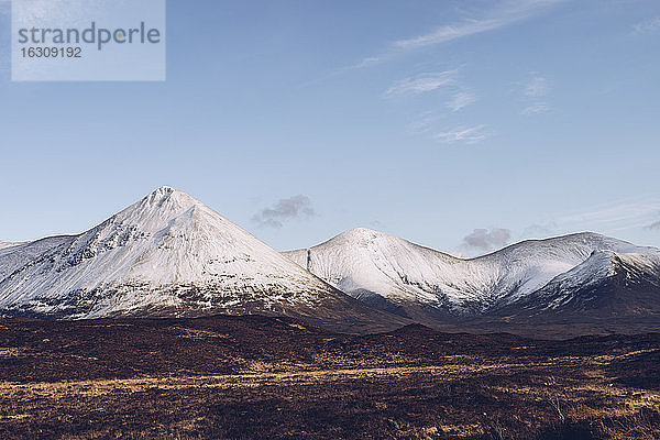 UK  Schottland  Die schneebedeckten Berge der Isle of Skye im Winter