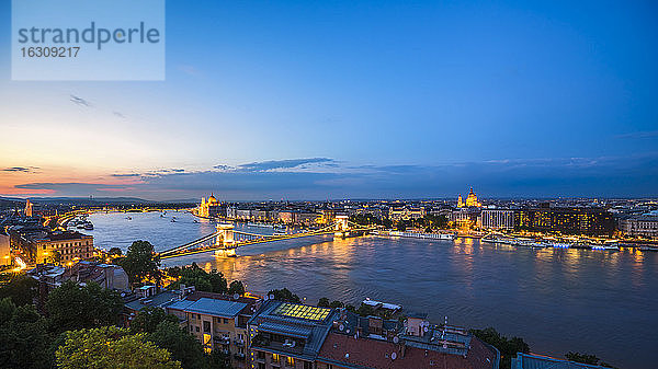Ungarn  Budapest  Blick von Buda nach Pest  Kettenbrücke und Donau am Abend