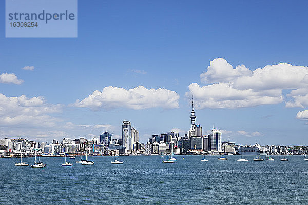 Neuseeland  Skyline von Auckland von North Shore aus gesehen
