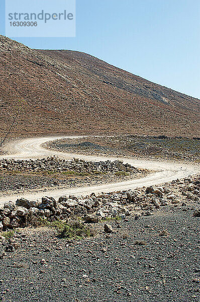Spanien  Fuerteventura  Straße inmitten von Vulkanlandschaft