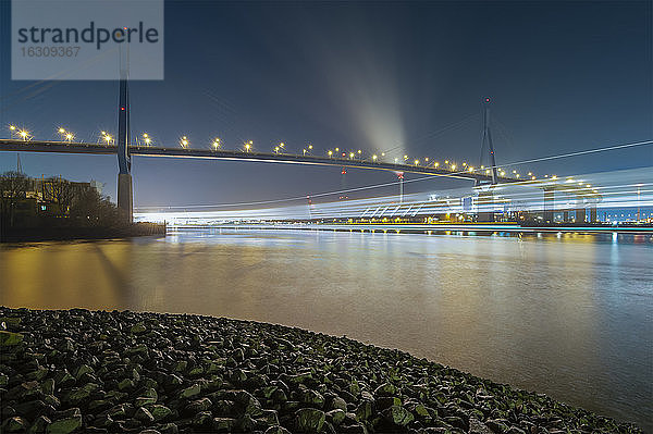 Deutschland  Hamburg  Hamburger Hafen und Köhlbrandbrücke bei Nacht