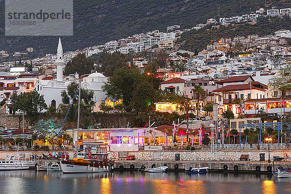 Türkei  Provinz Antalya  Kalkan  Blick auf Boote im Hafen