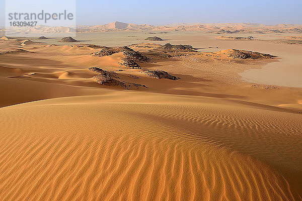 Afrika  Algerien  Sahara  Tassili N'Ajjer National Park  Tadrart  Tonpfanne und Sanddünen am Oued in Djerane