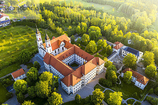 Deutschland  Bayern  Irsee  Blick aus dem Hubschrauber auf die Abtei Irsee in der Morgendämmerung