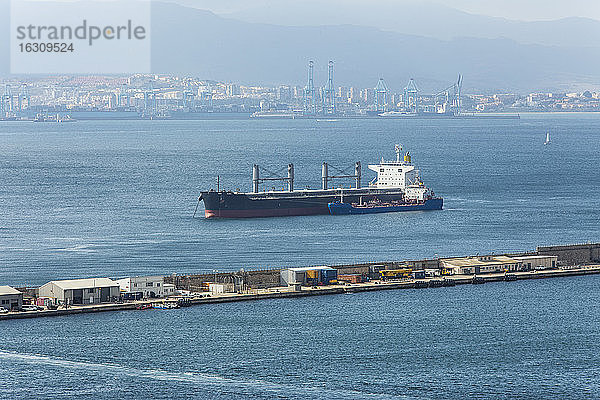 Spanien  Andalusien  Algeciras  Öltanker in der Bucht von Gibraltar