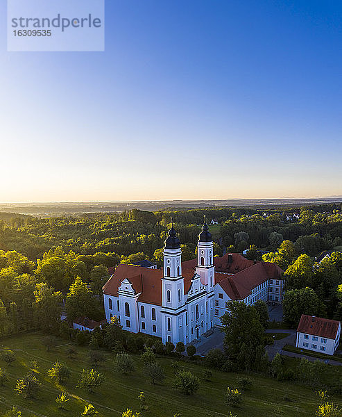 Abtei Irsee vor blauem Himmel  Augsburg  Deutschland