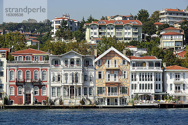 Türkei  Istanbul  Häuser am Bosporus in Sariyer