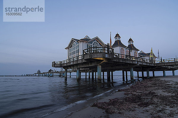 Deutschland  Mecklenburg-Vorpommern  Rügen  Blick auf Seebrücke im Ostseebad Sellin bei Dämmerung