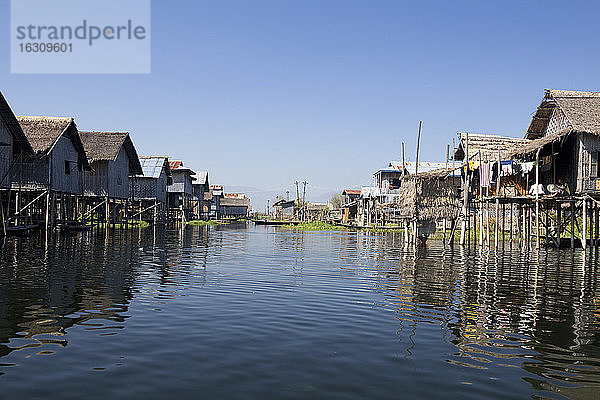 Myanmar  Blick auf ein Fischerdorf am Inle-See