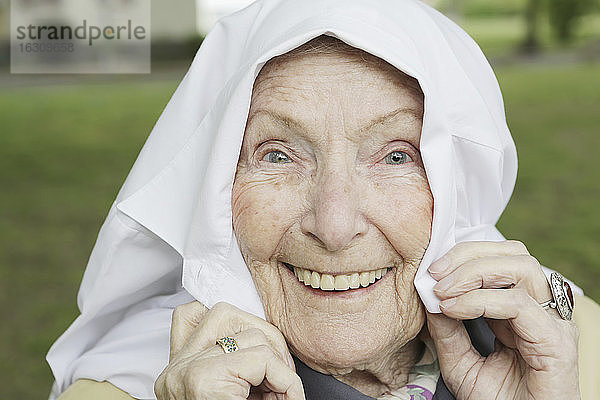 Deutschland  Nordrhein-Westfalen  Köln  Porträt einer älteren Frau beim Scherzen