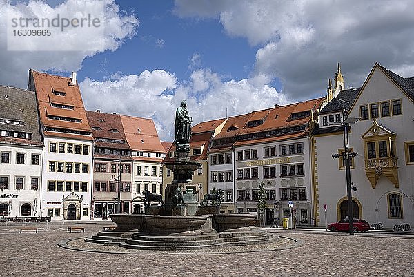 Deutschland  Sachsen  Freiberg  Oberer Markt mit Brunnen und Statue des Stadtgründers Otto II  Markgraf von Meißen