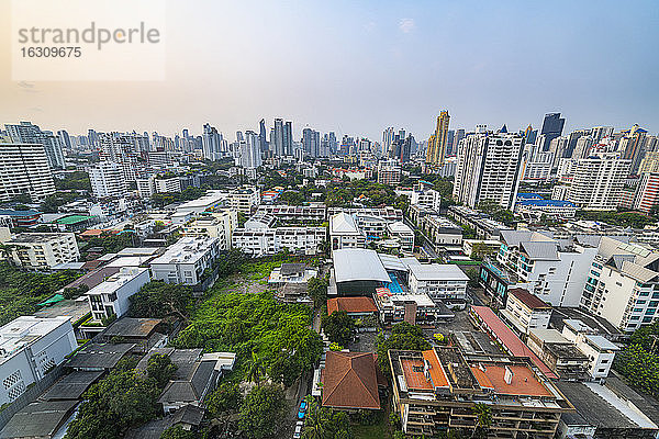 Thailand  Bangkok  Luftaufnahme eines Wohnviertels mit Wolkenkratzern in der Innenstadt im Hintergrund