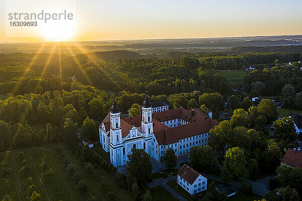 Deutschland  Bayern  Irsee  Blick aus dem Hubschrauber auf das Kloster Irsee bei Sonnenaufgang