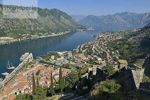 Montenegro  Crna Gora  Crna Gora  Blick auf die Altstadt und die Bucht von Kotor