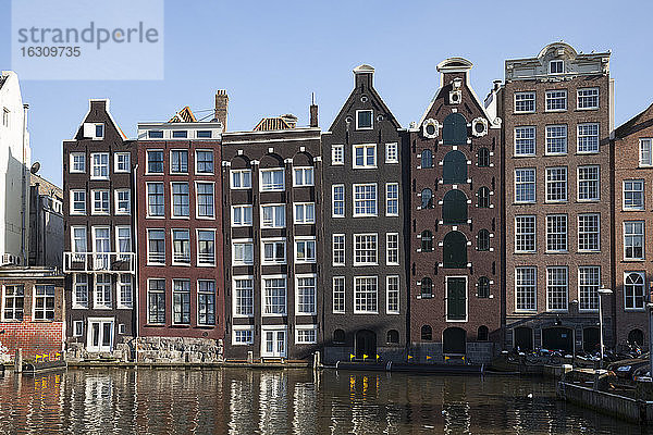 Niederlande  Amsterdam  Typische Häuser am Stadtkanal