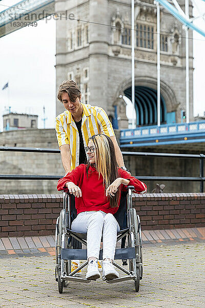 Junger Mann verbringt seine Freizeit mit einer behinderten Freundin am Wochenende  London  UK