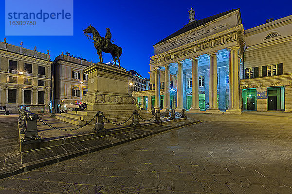 Italien  Genua  Piazza de Ferrari  Giuseppe Garibaldi Denkmal bei Nacht