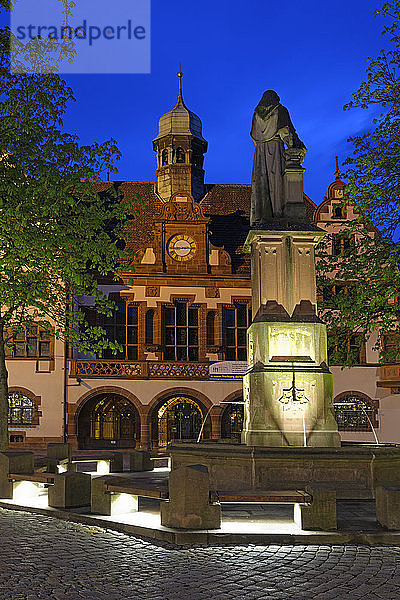Deutschland  Baden-Württemberg  Freiburg  Rathaus mit Berthold-Schwarz-Brunnen