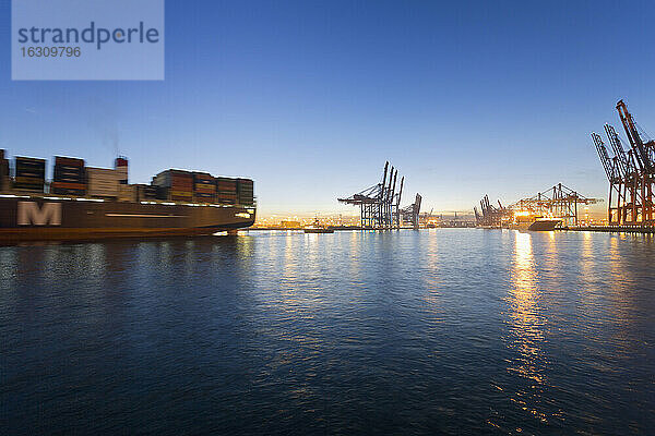 Deutschland  Hamburg  Parkhafen  Hafen  Elbe  Containerschiff