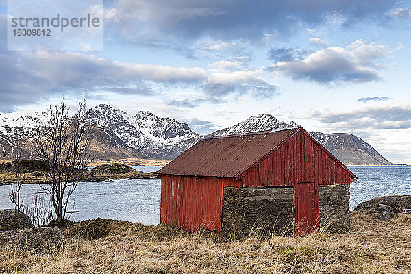 Norwegen  Lofoten  Altes Haus an der Küste von Vestvagoy