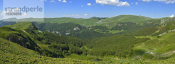 Montenegro  Crna Gora  Blick auf das Bjelasica-Gebirge  Nationalpark Biogradsko Jezero