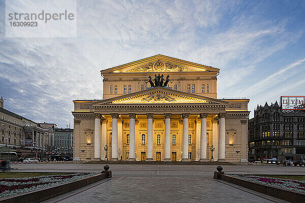 Russland  Zentralrussland  Moskau  Theaterplatz  Bolschoi-Theater am Abend