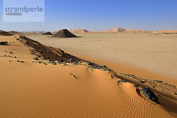 Afrika  Algerien  Sahara  Tassili-N'Ajjer-Nationalpark  Tadrart  Lehmboden und Sanddünen am Oued in Djerane