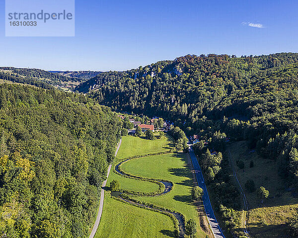 Luftaufnahme der Grossen Lauter und der Schwäbischen Alb im Sommer