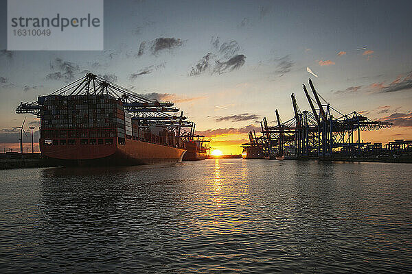 Deutschland  Hamburg  Hamburger Hafen bei Sonnenuntergang