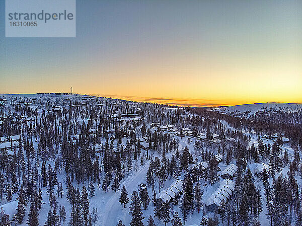 Finnland  Lappland  Saariselka  Luftaufnahme eines schneebedeckten Bergdorfs in der Abenddämmerung