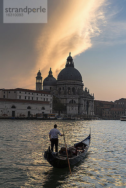 Italien  Venedig  Canale Grande  Kirche Santa Maria della Salute bei Sonnenuntergang