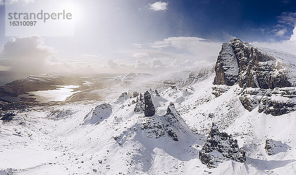 UK  Schottland  Drohnenansicht des Old Man of Storr im Winter