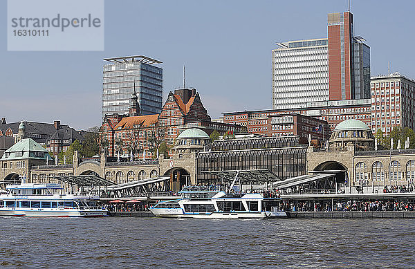 Deutschland  Hamburg  Ausflugsboote an den Landungsbrücken