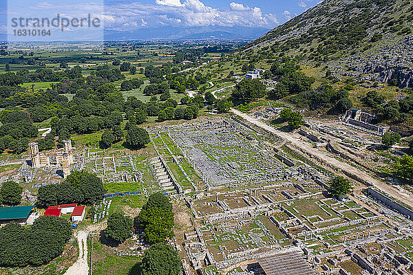 Griechenland  Ostmakedonien und Thrakien  Filippoi  Luftaufnahme der antiken Ruinen von Philippi an einem sonnigen Tag