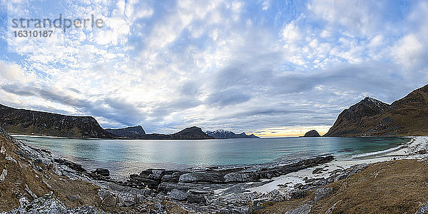 Norwegen  Lofoten  Sonnenuntergang an der Küste von Utakleiv