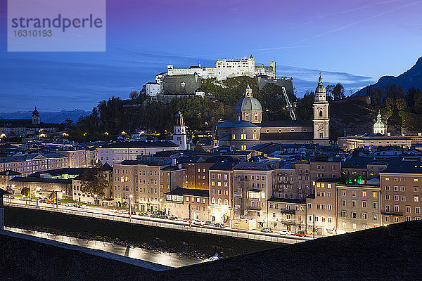 Österreich  Salzburg  Blick über die Stadt vom Kapuzinerberg zur Festung Hohensalzburg