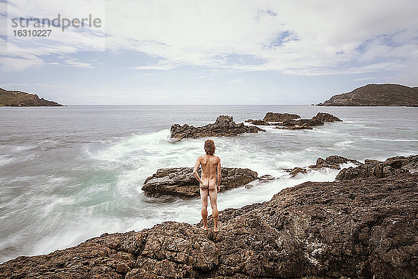Neuseeland  Maitai Bay  Rückansicht eines nackten Mannes