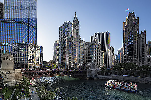 USA  Illinois  Chicago  Ausflugsboot auf dem Chicago River