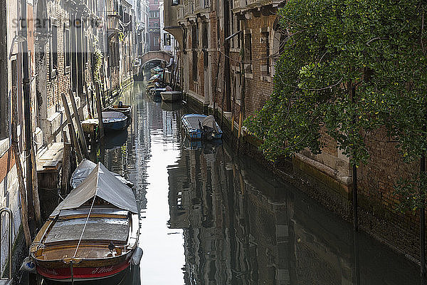 Italien  Venetien  Venedig  Boote auf dem Kanal