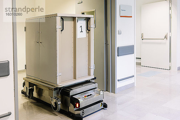 Metallcontainer auf Roboterwagen in einem Krankenhaus