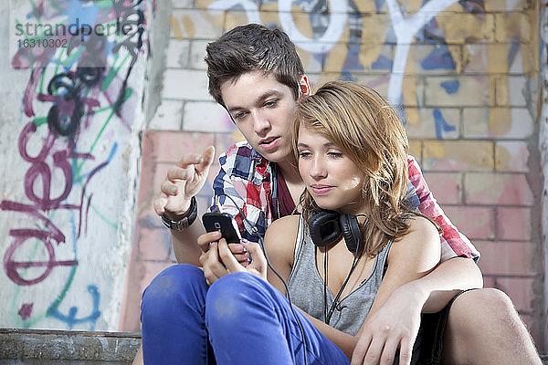 Deutschland  Berlin  Jugendliches Paar am Handy