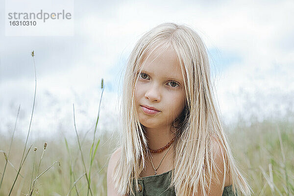 Porträt eines blonden Mädchens im Feld