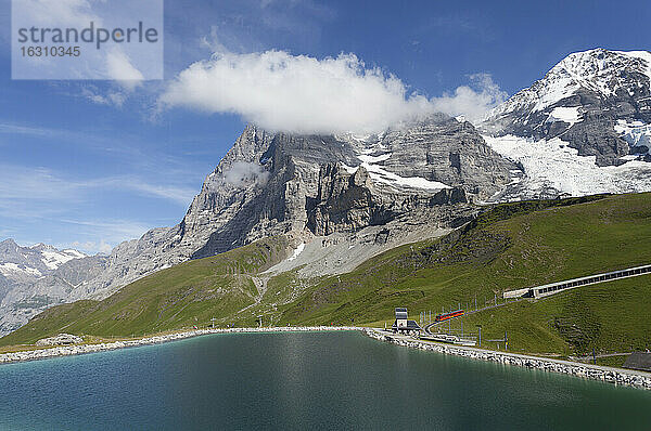 Schweiz  Berner Oberland  Grindelwald   Blick auf die Jungfraubahn