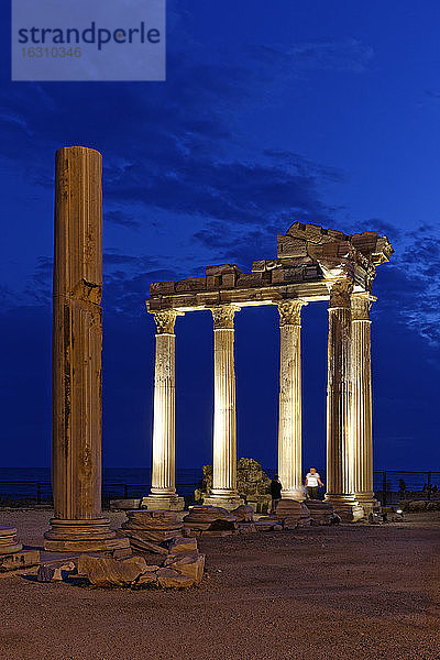 Türkei  Side  Apollo-Tempel in der Abenddämmerung