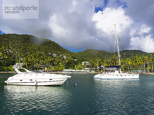 Karibik  Antillen  Kleine Antillen  St. Lucia  Castries  Segelyachten in Marigot Bay