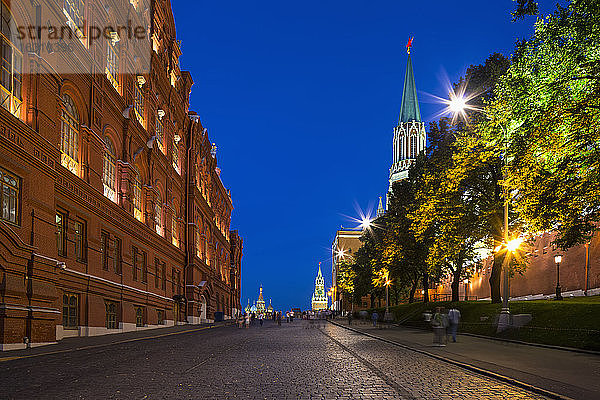 Russland  Zentralrussland  Moskau  Roter Platz  Kremlmauer  Staatliches Historisches Museum und Nikolskaja-Turm  Blaue Stunde