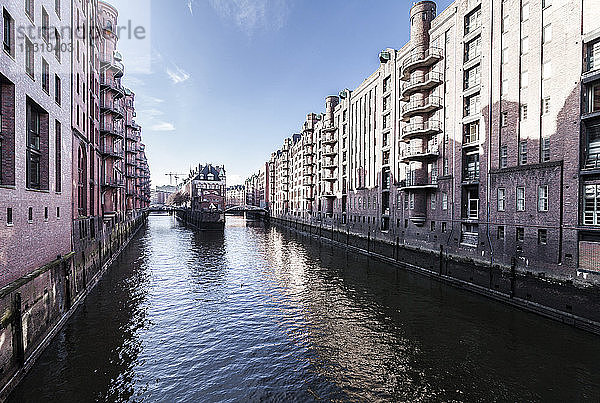 Deutschland  Hamburg  Hafencity  alte Gebäude und Brücke über den Kanal