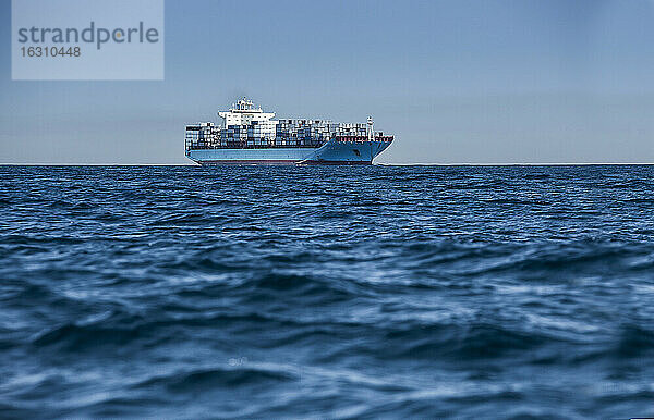 Spanien  Andalusien  Tarifa  Containerschiff in der Meerenge von Gibraltar